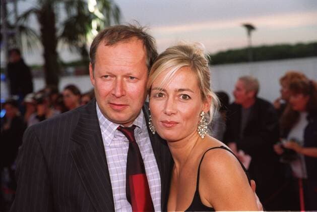 Axel Milberg mit seiner Lebensgefährtin Judith Betzler 10 01 nee Mann Schauspieler Schauspiel TV Fernsehen stehend draussen halb quer lächelnd posierend angelehnt Kopf an Kopf Wange an Wange Menschen Der Deutsche Fernsehpreis am 06.10.2001 in Köln Farbnegativ