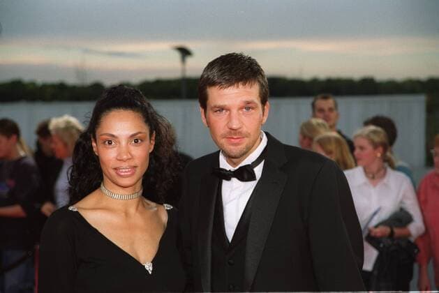 Kai Wiesinger mit Ehefrau Chantal de Freitas 10 01 nee Mann Schauspieler Schauspiel TV Fernsehen Film Kino dunkelhaarig festlich stehend draussen halb quer lächelnd posierend Menschen Der Deutsche Fernsehpreis am 06.10.2001 in Köln Farbnegativ