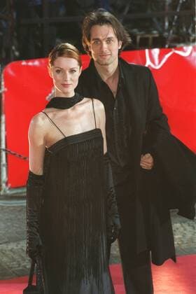 Esther Schweins und Ralf Bauer 02 02 urb Schauspieler Schauspielerin Schauspiel Fototermin Verleihung Goldene Kamera am 05.02.2002 im Schauspielhaus am Gendarmenmarkt in Berlin