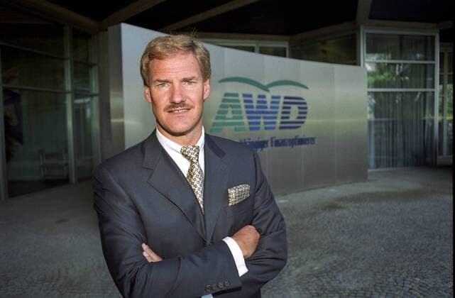 Carsten Maschmeyer (Vorstands- vorsitzender AWD Holding AG) 08 01 thg Mann Vorstandsvorsitzender AWD Vorstandsvorsitz Vorsitz Vorstand PK Wirtschaft Unternehmen Finanzen Optimierung Finanzdienst Finanzdienste Finanzdienstoptimierer Finanzdienstleister Finanz-Dienstleister AWD Ihr unabhängiger Finanzoptimierer Allgemeiner Wirtschaftsdienst Wirtschafts-Dienst dunkelhaarig kurzhaarig Schnäuzer seriös Jackett Hemd Krawatte Tuch Einstecktuch stehend Saal Halle Foyer halb quer lächelnd posierend Arme verschränkt Wand Logo Fototermin AWD-PK am 29.08.2001 in Hannover Farbnegativ Pressekonferenz