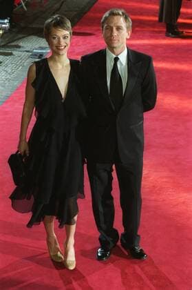Heike Makatsch (Preisträgerin Goldene Kamera 2002 ) mit ihrem Lebensgefährten Daniel Craig 02 02 urb Frau TV-Moderatorin Moderation TV Fernsehen Schauspielerin Schauspiel Film stehend gehend Teppich rot ganz hoch lächelnd aufschauend Preis Auszeichnung Film- und Fernsehschauspielerin ( Die Affäre Semmeling ) Fototermin Verleihung Goldene Kamera 2002 am 05.02.2002 im Schauspielhaus am Gendarmenmarkt in Berlin