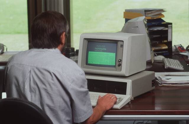 Feature Symbol: IBM PC 5150 , erster PC, Erfolgsgeschichte des Personal Computers 08 01 thg Featureaufnahme Featurefoto Featurebild Featurethema Thema Arbeiten Arbeit Arbeitsplatz Platz Computerarbeitsplatz Computerarbeitsplätze Computerarbeit PC Personal Computer Personalcomputer Ur-PC erster Computer Modell IBM PC 5150 Schreibtischrechner Rechner für den Schreibtisch wurde am 12.08.1981 auf den Markt gebracht von Firma Unternehmen Hersteller IBM wird nun 20 Jahre alt zwanzig Hardware PC Computer Rechner alt neu Entwicklung Entstehung Erfolgsgeschichte Geschichte Entstehungsgeschichte Entwicklungsgeschichte Weiterentwicklung Verbesserung Veränderung Gerät Maschine Technik für Arbeit Büroarbeit und Spiele Spiel Computerspiel Computerspiele verändert Arbeitswelt Arbeitszeit Arbeitstechnik Arbeitsweise Freizeit Hobby teuer billiger billig preiswert erschwinglich bezahlbar unbezahlb
