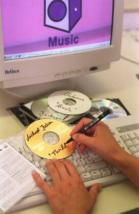Feature Symbol: Musik, CDs, Kopieren, Brennen, Tausch- börsen im Internet 07 01 thg Musik Gesang Sänger Sängerinnen Unterhaltungsmusik Unterhaltung Pop Rock Interpret Interpreten Bands Band Gruppe Gruppen Kaufen Kauf Laden Geschäft Preis Ladenpreis teuer Kosten kostet viel Sonderangebote Sonderangebot Angebot Angebote Schnäppchen preiswerter billiger selber Brennen Selberbrennen PC Computer Brenner Brenn-Programm Brennprogramm Programme Kopieren Kopien Raubkopien Raubkopie illegal strafbar Internetzugang Internet-Zugang Tauschbörse Tauschbörsen Börse Börsen tauschen Tausch Napster umstritten runterladen Download downloaden Umsatzverlust Umsatz-Verlust Musikindustrie Industrie Gewinn Absatz Absatzverlust Rückgang Verkauf Verkaufszahlen Auflage torrent torrents emule Raubkopierer raubkopieren gebrannt CD-R Kopie PC Computer Monitor Tastatur CD-Hülle CD-Rom CD-Rohling haltend