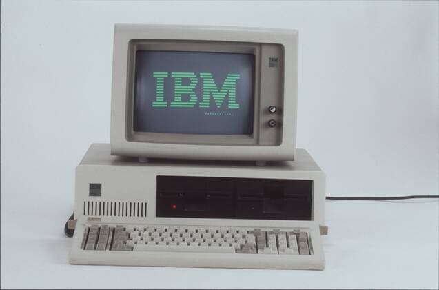 Feature Symbol: IBM PC 5150 , erster PC, Erfolgsgeschichte des Personal Computers 08 01 thg Featureaufnahme Featurefoto Featurebild Featurethema Thema Arbeiten Arbeit Arbeitsplatz Platz Computerarbeitsplatz Computerarbeitsplätze Computerarbeit Computertechnologie Technologie PC Personal Computer Personalcomputer Ur-PC erster Computer Modell IBM PC 5150 Schreibtischrechner Rechner für den Schreibtisch wurde am 12.08.1981 auf den Markt gebracht von Firma Unternehmen Hersteller IBM wird nun 20 Jahre alt zwanzig 20. zwanzigster Geburtstag Hardware PC Computer Rechner alt neu Entwicklung Entstehung Erfolgsgeschichte Geschichte Entstehungsgeschichte Entwicklungsgeschichte Weiterentwicklung Verbesserung Veränderung Gerät Maschine Technik für Arbeit Büroarbeit und Spiele Spiel Computerspiel Computerspiele verändert Arbeitswelt Arbeitszeit Arbeitstechnik Arbeitsweise Freizeit Hobby teuer
