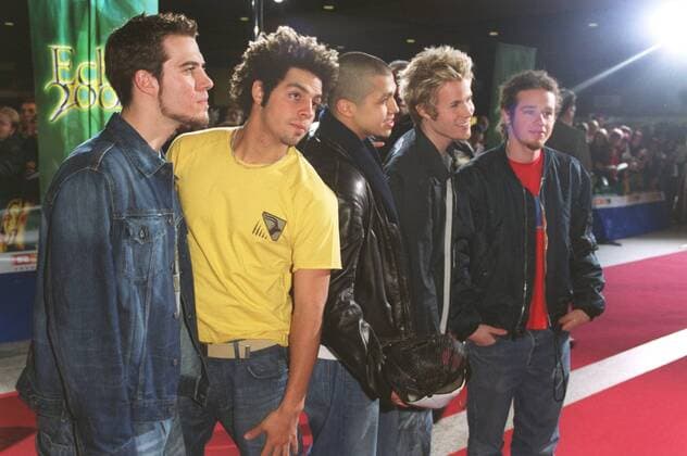 O-Town (Popgruppe) 03 02 urb Männer Mann Gesang Musik Pop Gruppe Band Boyband Boy-Band Boygroup Group Popstars leger stehend halb quer lächelnd posierend Verleihung Echo 2002 am 07.03.2002 in Berlin
