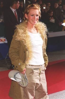 Sandra Nasic (Sängerin Guano Apes ) 03 02 urb Frau Sängerin Gesang Musik Rock Pop Band Gruppe Rockgruppe dunkelhaarig kurzhaarig leger Jacke Shirt weiss stehend halb hoch lächelnd posierend Verleihung Echo 2002 am 07.03.2002 in Berlin