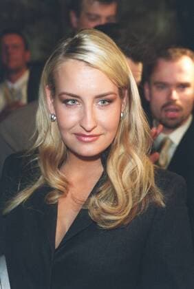 Sarah Connor (Sängerin) 03 02 urb Frau Gesang Musik Pop blondiert blond langhaarig Schmuck Ohrring leger Jacke stehend halb hoch lächelnd zur Seite schauend Verleihung Echo 2002 am 07.03.2002 in Berlin