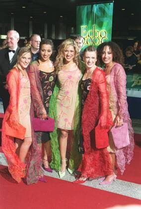 No Angels (Popgruppe) 03 02 urb Frau Frauen Sängerinnen Sängerin Gesang Musik Pop Band Gruppe leger Kleider Kleid stehend Saal Halle dunkel ganz hoch lächelnd angelehnt umarmend Verleihung Echo 2002 am 07.03.2002 in Berlin