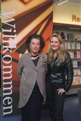 Lea Rosh (li.) und Gaby Hauptmann in Willkommen im Club (VOX) 04 02 thg Frauen Frau Moderatorin Moderatorinnen Moderation TV Fernsehen Sender VOX Sendung Show Veranstaltung leger stehend Bertelsmann-Club-Laden vor Regalen Regale Bücherregale Plakat Poster Schrift Willkommen halb hoch lächelnd posierend Fototermin Willkommen im Club (VOX) am 24.04.2002 in Bielefeld Gabriele Hauptmann