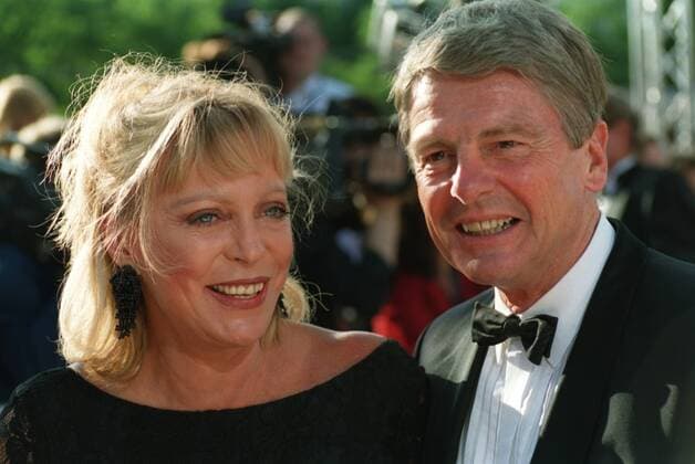 Klaus Bresser mit Ehefrau Evelyn 06 02 urb Mann ZDF-Chefredakteur Chefredaktion Redaktion TV Fernsehen Journalismus Politik Moderation festlich stehend draußen halb quer lächelnd zur Seite schauend sich umschauend Verleihung Deutscher Filmpreis 2002 am 14.06.2002 in Berlin
