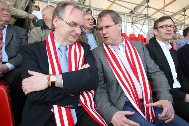 30.03.11 Sport Fußball Regionalliga Landespokal Sachsen Anhalt Hallescher FC HFC - 1. FC Magdeburg Reiner Haseloff und Jens Bullerjan