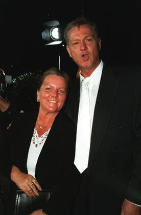 Gerd Christian mit Ehefrau Rosi 09 02 urb Mann Sänger Gesang Musik festlich stehend draußen halb hoch lächelnd posierend angelehnt umarmend Fototermin Die Goldene Henne 2002 am 18.09.2002 in Berlin