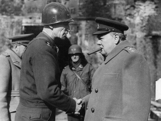 Winston Churchill (re.) (Politiker) 10 02 teu Mann England Großbritannien Politik britischer Politiker Schriftsteller Autor (geboren 1874, gestorben 1965) historisch historische Aufnahme Foto Bild Geschichte halb quer Profil Uniform Soldaten Armee Streitkräfte lächelnd Gespräch Zigarre rauchend Hand schüttelnd zweite zweiter Weltkrieg Kriegsminister Premier- und Verteidigungsminister Eiserner Vorhang Kalter Krieg