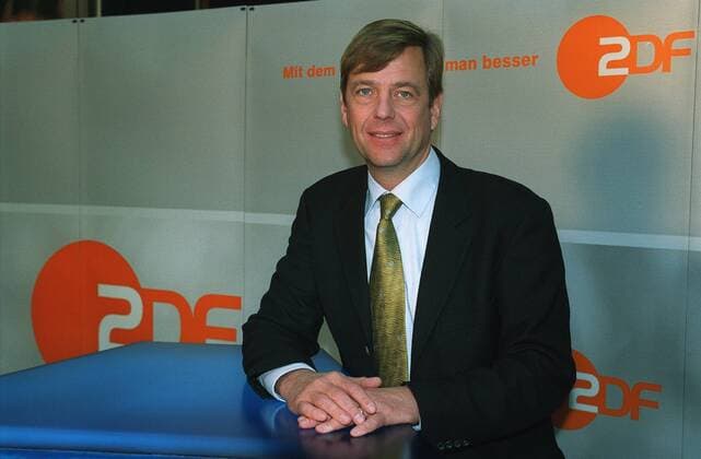 Dr. Claus Kleber (TV-Journalist) 12 02 te Mann Medien Journalismus TV Fernsehen ZDF Zweite Zweites Deutsche Deutsches Fernsehen Journalist heute-journal Anchor Anchorman Moderation Moderator dunkelhaarig kurzhaarig seriös Jackett Hemd Krawatte halb quer stehend Pult aufgestützt lächelnd Logo Jahres-Pressekonferenz (PK) am 11.12.2002 in Berlin