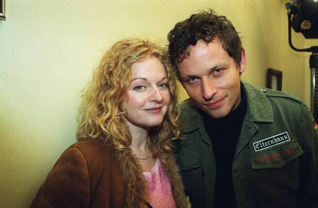 Inga Humpe und Tommi Eckart ( 2raumwohnung ) 12 02 thg Mann Frau Musik Pop Popmusik Sängerin Sänger Gesang blond langhaarig lockig Locken leger Lederjacke Wildlederjacke Fellkragen Fellrevers Logo Aufnäher Elternhaus halb quer stehend Backstage lächelnd Eins Live Krone 2002 am 05.12.2002 in der Arena Oberhausen
