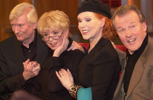 Peer Augustinski, Ingrid Steeger, Elisabeth Volkmann, Wichart von Roell (v.l.) 03 03 her Frau Mann Frauen Männer TV Fernsehen Schauspiel Schauspieler Schauspielerin Schauspielerinnen Darsteller Darstellerin Darstellerinnen Klimbim -Familie 1973 Premiere seriös Saal Studio Fernsehstudio Kulisse Dekoration Sofa Couch halb quer sitzend lächelnd Fototermin Die Johannes B. Kerner Show (ZDF) am 05.03.2003 in Hamburg Thema Klimbim