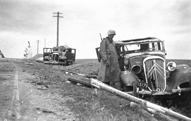 Feature Symbol: Wehrmacht im Zweiten Weltkrieg 03 03 teu Geschichte Historie historisch historische historisches Aufnahme Bild Foto aus dem Zweiten Zweiter Krieg Weltkrieg Menschen Mann Männer Soldat Soldaten Uniform Heer Wehrmacht Armee Militär Front Fronteinsatz Einsatz Feldzug Frankreich 1940 Auto Fahrzeug Autos französische Zivil-Fahrzeuge Citroen Feld Weg Straßenrand Feldrand Straßengraben zerschossen beschossen kaputt quer !AUFNAHMEDATUM GESCHÄTZT!