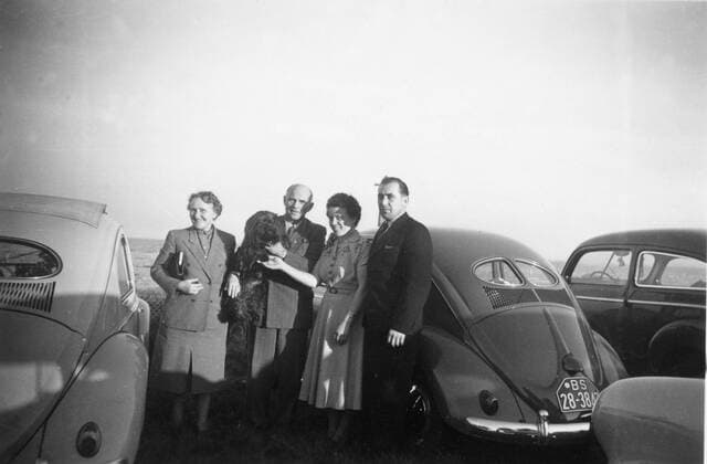 Feature Symbol: 50er Jahre 06 03 teu Deutschland Wirtschaft Wirtschaftswunder Wirtschaftswunderjahre 1950er 1950 bis 1960 Wirtschaftswunderland VW Volkswagen historisch historische historisches Aufnahme Bild Foto Nachkriegszeit Auto Pkw Wagen Original-Bild Wirtschaftswunderauto Kult Kultauto Liebhaber-Auto Kultstatus Kultobjekt KdF-Wagen Kraft durch Freude Menschen Mann Frau draußen Erinnerungsfoto Ausflug Hund quer