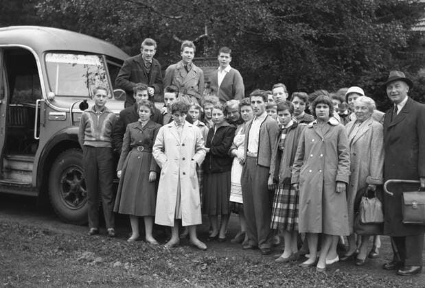 Feature Symbol: 50er Jahre 06 03 teu Deutschland Wirtschaft Wirtschaftswunder Wirtschaftswunderjahre 1950er 1950 bis 1960 Wirtschaftswunderland historisch historische historisches Aufnahme Bild Foto Nachkriegszeit Bus Original-Bild Menschen Mann Frau Jugendliche Klasse Schulklasse Klassenfahrt Klassenausflug draußen Erinnerungsfoto Ausflug 1957 1958 Lehrer Schüler Schülerinnen quer