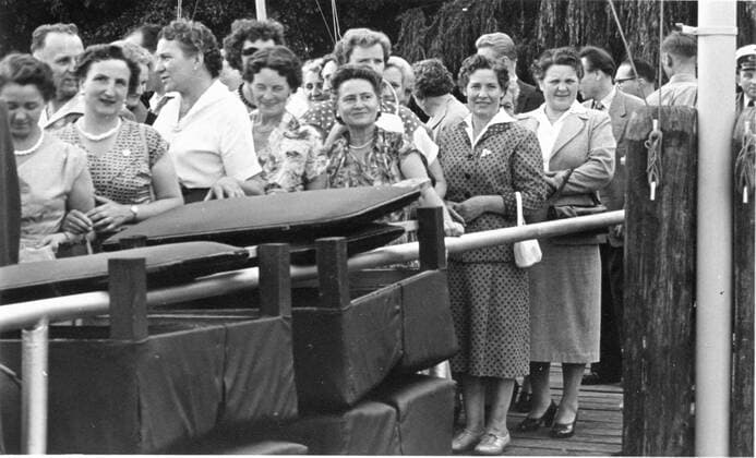 Feature Symbol: 50er Jahre 06 03 teu Deutschland Wirtschaft Wirtschaftswunder Wirtschaftswunderjahre 1950er 1950 bis 1960 Wirtschaftswunderland historisch historische historisches Aufnahme Bild Foto Nachkriegszeit Original-Bild Menschen Mann Frau Betriebsausflug draußen Erinnerungsfoto Ausflug Mitarbeiter quer