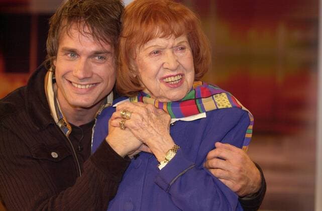 Ralf Bauer mit Brigitte Mira (Schauspieler) 06 03 her Mann Frau TV Fernsehen Film Theater Schauspiel Schauspieler Schauspielerin dunkelhaarig rothaarig kurzhaarig leger Jacke Hemd T-Shirt Kleid halb quer TV-Studio lächelnd umarmend Händchen haltend Fototermin J.B.K. Show (ZDF) am 25.06.2003 in Hamburg