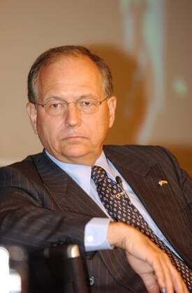 Wolfgang Ischinger (Politiker) 10 03 wow Mann Politik Politiker deutscher Botschafter in den Vereinigten Staaten USA Amerika Washington grauhaarig kurzhaarig Brille seriös Anzug Jackett Krawatte Hemd halb hoch sitzend nachdenklich angelehnt Bertelsmann-Forum am 20.10.2003 in Gütersloh