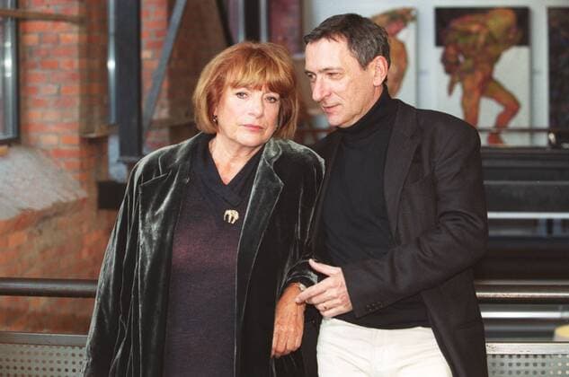 Hannelore Hoger mit Rudolf Kowalski 10 03 her Frau Mann Schauspiel Schauspieler Schauspielerin TV Fernsehen Theater Film rothaarig dunkelhaarig kurzhaarig leger halb quer lächelnd stehend umarmend Fototermin Bella Block (ZDF) am 22.10.2003 in Hamburg