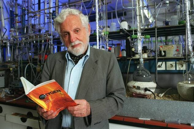 Carl Djerassi (Biochemiker Autor) 05 03 thg Mann Österreich Chemie Biochemie Chemiker Biochemiker Wissenschaft Forschung Wissenschaftler Forscher Erfinder Entdecker der Pille Anti-Baby-Pille Antibabypille Antibaby-Pille Arznei hormonelle hormonale Empfängnisverhütung Verhütung Literatur Kunstmäzen Kunst Kunstsammler Romancier grauhaarig weißhaarig Bart Vollbart seriös Jackett Hemd Tuch Halstuch quer halb stehend lächelnd Buch Unbefleckt - Sex im Zeitalter der Reproduzierbarkeit haltend Labor Chemielabor angelehnt Fototermin am 19.05.2003 in Bielefeld (exklusiv)