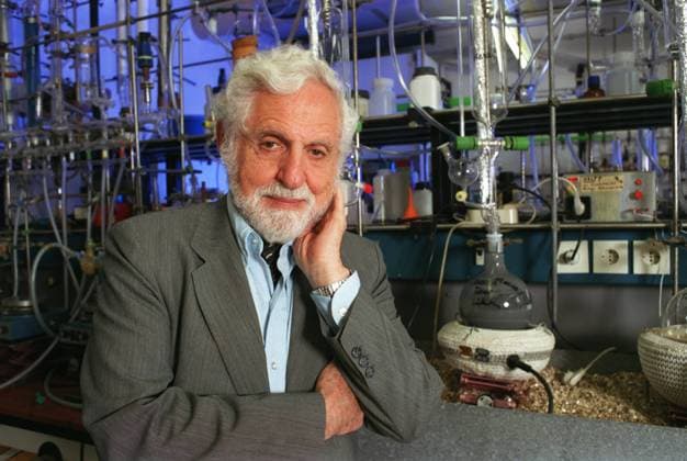 Carl Djerassi (Biochemiker Autor) 05 03 thg Mann Österreich Chemie Biochemie Chemiker Biochemiker Wissenschaft Forschung Wissenschaftler Forscher Erfinder Entdecker der Pille Anti-Baby-Pille Antibabypille Antibaby-Pille Arznei hormonelle hormonale Empfängnisverhütung Verhütung Literatur Kunstmäzen Kunst Kunstsammler Romancier grauhaarig weißhaarig Bart Vollbart seriös Jackett Hemd Tuch Halstuch quer halb stehend lächelnd Labor Chemielabor angelehnt Arme verschränkt Fototermin am 19.05.2003 in Bielefeld (exklusiv)