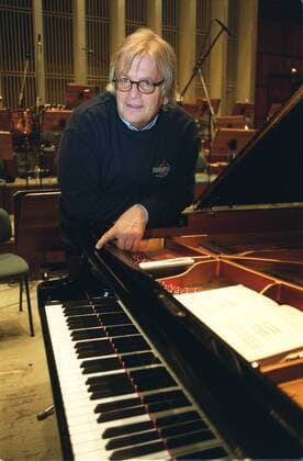 Prof. Justus Frantz (Dirigent, Pianist) 01 04 thg Mann klassische Musik Klassik Pianist Dirigent TV Fernsehen Moderator Moderation Musiker blond kurzhaarig Brille leger Pullover Hemd Saal Halle Bühne halb hoch lächelnd Instrument Klavier Piano Flügel aufgestützt Fototermin am 20. Januar 2004 in der Oetkerhalle (Bielefeld)
