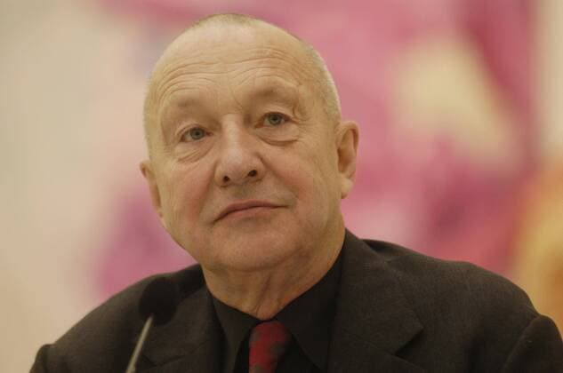 Georg Baselitz (Künstler) 04 04 pp Mann bürgerlicher Name Hans-Georg Kern geboren am 23.01.1938 in Deutschbaselitz (Sachsen) Künstler Kunst Malerei Maler Grafiker Grafik Bildhauerei Bildhauer Neoexpressionismus Neo-Expressionismus Glatze seriös Jackett Hemd Krawatte Portrait quer lächelnd Mikrofon Fototermin zur Ausstellungseröffnung Bilder, die den Kopf verdrehen - eine Retrospektive in der Bonner Kunst- und Ausstellungshalle der Bundesrepublik Deutschland am 01.04.2004 in Bonn