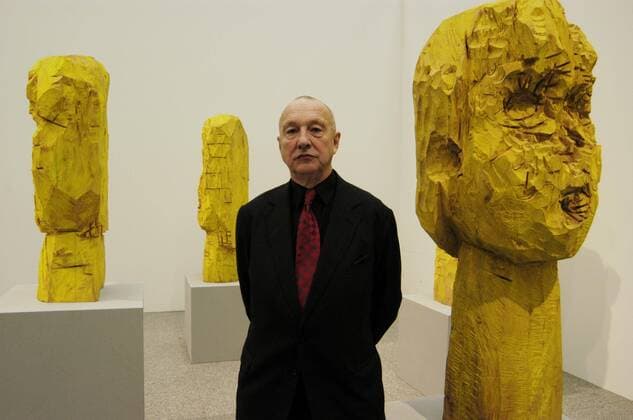 Georg Baselitz in seiner Ausstellung 04 04 pp Mann bürgerlicher Name Hans-Georg Kern geboren am 23.01.1938 in Deutschbaselitz (Sachsen) Künstler Kunst Malerei Maler Grafiker Grafik Bildhauerei Bildhauer Neoexpressionismus Neo-Expressionismus Glatze seriös Jackett Hemd Krawatte halb quer nachdenklich stehend Skulptur Skulpturen Kunsthalle Saal Ausstellungsraum Eröffnung Fototermin zur Ausstellungseröffnung Bilder, die den Kopf verdrehen - eine Retrospektive in der Bonner Kunst- und Ausstellungshalle der Bundesrepublik Deutschland am 01.04.2004 in Bonn