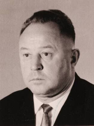 Feature: Paßfoto von Erich Mielke 08 04 thg DDR Deutsche Demokratische Republik Stasi Staatssicherheit Minister MfS Berlin Ministerium Dokument Ausweis Passfoto Foto Passbild aus dessen Ministerratsausweis wurde vom Bielefelder Internet-Auktionator Alexander Boller im Kundenauftrag zusammen mit anderen Mielke-Dokumenten, Orden u.ä. am 22. August 2004 bei ebay für 13100 Euro versteigert hoch