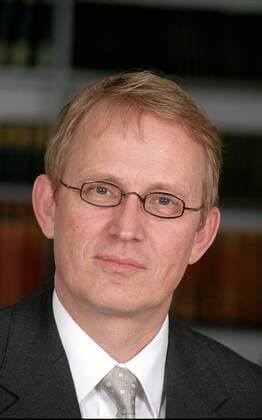 Stephan-Andreas Casdorff (Chefredakteur Der Tagesspiegel ) 10 04 te Mann Chefredaktion Chefredakteur Redaktion Redakteur Journalismus Journalist Zeitung linke Tageszeitung links blond kurzhaarig Brille seriös Jackett Hemd Krawatte Portrait hoch lächelnd Bücher Bücherregal Fototermin am 15.10.2004 in Berlin (exklusiv)