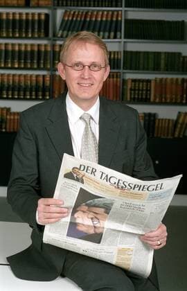 Stephan-Andreas Casdorff (Chefredakteur Der Tagesspiegel ) 10 04 te Mann Chefredaktion Chefredakteur Redaktion Redakteur Journalismus Journalist Zeitung linke Tageszeitung links blond kurzhaarig Brille seriös Jackett Hemd Krawatte halb hoch lächelnd sitzend Bücher Bücherregal Zeitung haltend Fototermin am 15.10.2004 in Berlin (exklusiv)