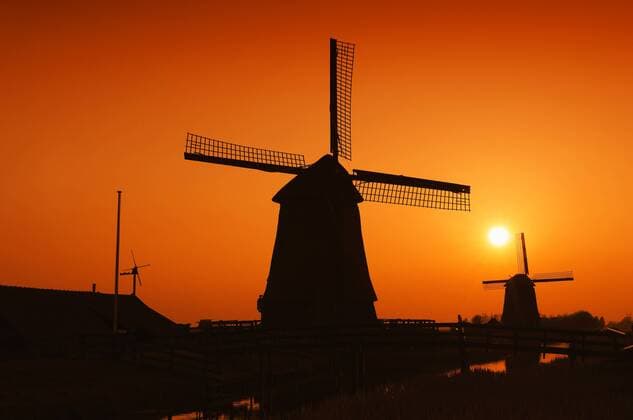 Windmühlen bei Sonnenuntergang, Schermerhorn, Schermer, Nordholland, Holland, Niederlande, Europa iblcht02139670