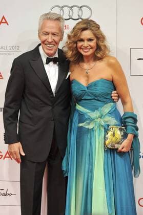 Maren Gilzer (Moderatorin) mit Ehemann Egon F. Freiheit,Halbfigur,halbe Figur. 39.Deutscher Filmball-Roter Teppich,Red Carpet,am 21.01.2012.