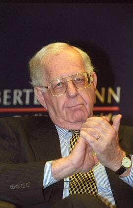 Prof. Dr. Shlomo Avineri (Politikwissenschaftler) 02 05 thg Mann Professor Politik Wissenschaft Politikwissenschaft Naher Nahe Osten Nahost Experte Hebräische Uni Universität Jerusalem Brille seriös Jackett Hemd Krawatte sitzend Podium Bühne halb hoch nachdenklich Logo klatschend Bertelsmann-Forum am 20.02.2005 in Gütersloh