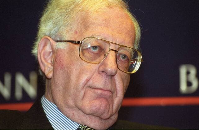 Prof. Dr. Shlomo Avineri (Politikwissenschaftler) 02 05 thg Mann Professor Politik Wissenschaft Politikwissenschaft Naher Nahe Osten Nahost Experte Hebräische Uni Universität Jerusalem Brille seriös Jackett Hemd Krawatte Podium Bühne Portrait quer nachdenklich Logo Halbprofil Bertelsmann-Forum am 20.02.2005 in Gütersloh
