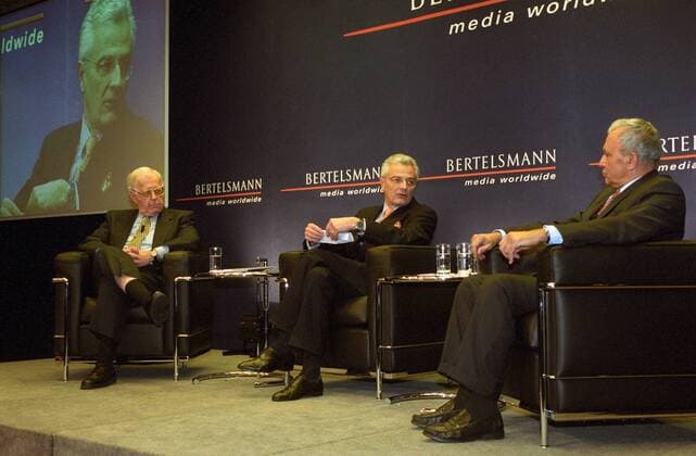 Prof. Dr. Shlomo Avineri, Alexander von Sobeck-Skal, Dr. Aref Said Hajjaj (v.li) 02 05 thg Mann Freiherr Journalismus Journalist TV Fernsehen Moderation Moderator ZDF Professor Politik Politikwissenschaften Wissenschaft Politikwissenschaft Hebräische Universität Uni Jerusalem Nahe Naher Osten Nahost Experte Vorsitzender des Palästina-Forums grauhaarig kurzhaarig Brille seriös Jackett Hemd Krawatte Podium Bühne ganz quer sitzend Logo Halbprofil Bertelsmann-Forum am 20.02.2005 in Gütersloh