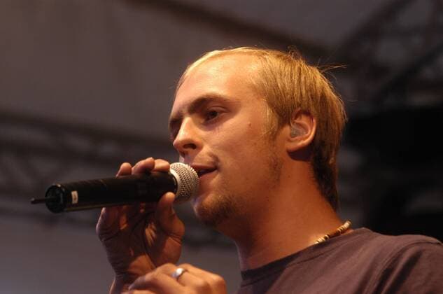 Maximilian Mutzke (Sänger) 08 05 pp Max Mutzke bei der Marktkauf Ballonfiesta in Bielefeld am 13.08.2005 Mann Musik Musiker Soul Soulsänger Sänger Gesang Pop Popmusik live live-Auftritt Konzert Bühne Mikrofon Mikro Mikrophon blond kurzhaarig leger T-Shirt quer Querformat Portrait