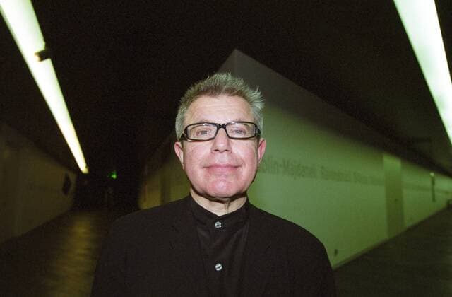 Daniel Libeskind (Star-Architekt) 01 05 te Mann Architektur Architekt Stararchitekt Design Designer Autobiografie Autobiographie Biografie Biographie Breaking Ground - Entwürfe meines Lebens grauhaarig kurzhaarig Brille seriös Jackett Hemd halb quer lächelnd stehend Jüdisches Portrait quer Buchpräsentation am 25.01.2005 im Jüdischen Museum in Berlin
