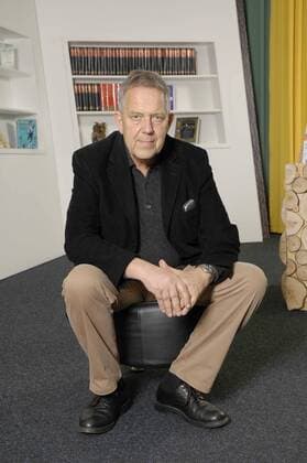 Robert Gernhardt (Autor) 12 05 thg Exklusiv: Fototermin mit Robert Gernhardt anlässlich einer Lesung am 1. Dezember 2005 in der Stadtbibliothek Bielefeld Mann Schriftsteller Werke Buch Lyriker Essayist Zeichner Maler Redakteur Journalist Karikaturist Humorkritiker Neue Frankfurter Schule Titanic Dichter Druckfrisch ARD Estland deutsch Deutschland Deutscher Lützel Jeman Norbert Gamsbart Pseudonym kurzhaarig grauhaarig T-Shirt Sakko Regal Bücherregal Hocker hoch Hochformat ganz