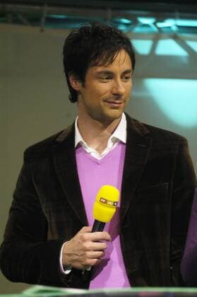 Marco Schreyl (Moderator) 03 06 pp Marco Schreyl bei der RTL-Pressekonferenz (PK) FIFA-WM 2006 am 20.03.2006 im Medienhafen Düsseldorf Mann TV Fernsehen RTL Medien Weltmeisterschaft WM-Präsentation Moderation Fussball Sport kurzhaarig dunkelhaarig Jackett Mikrophon Mikro haltend lächelnd Hochformat hoch halb