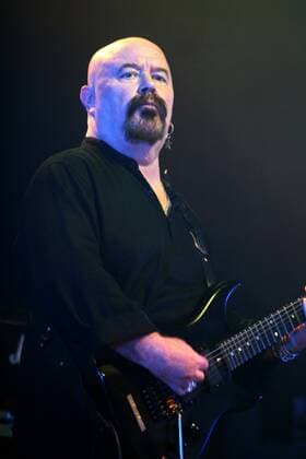Magnum Konzert der 20th Anniversary of Wings of Heaven Tour in der Georg Elserhalle in München Tony Clarkin (Magnum)