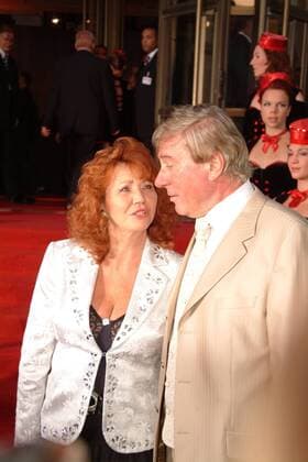 Regina Thoss mit ihrem Mann Roland Clemens Hinkel 09 06 te Regina Thoss mit ihrem Ehemann Roland Clemens Hinkel am 20.09.2006 bei der Veranstaltung Goldene Henne 2006 im Berliner Friedrichstadtpalast Deutschland deutsch Deutsche Frau Sängerin Gesang Musikerin Musik Entertainerin Entertainment Schlager Schlagermusik Schlagersängerin rothaarig langhaarig Locken lockig Blazer Schmuck Dekolleté blond kurzhaarig seriös festlich Anzug Hochformat hoch halb stehend roter Teppich