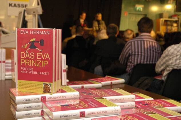 Eva Herman (TV-Moderatorin, Autorin) 11 06 thg Eva Herman (mit Tom Kirsch, Geschäftsführer Buch & Kunst) am 14. November 2006 während einer Lesung in der Buchhandlung Boulevard in Bielefeld Deutschland deutsch Deutsche Moderation TV Fernsehen tagesschau Literatur Schriftstellerin Eva-Prinzip Buch blond langhaarig Sonnenbrille Accessoire Diesel Kostüm Rock Blazer elegant Bücher Büchertisch Publikum Zuschauer Podium sitzend Querformat quer