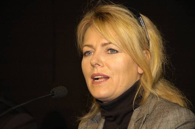 Eva Herman (TV-Moderatorin, Autorin) 11 06 thg Eva Herman am 14. November 2006 während einer Lesung in der Buchhandlung Boulevard in Bielefeld Deutschland deutsch Deutsche Moderation TV Fernsehen tagesschau Literatur Schriftstellerin Eva-Prinzip Buch blond langhaarig Sonnenbrille Accessoire Diesel Kostüm Rolli Rollkragenpullover Pullover Pulli Blazer elegant Querformat quer Portrait halb sitzend lächelnd Lächeln sprechend
