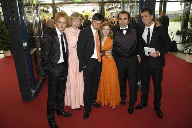 Axel Schreiber gestorben Hauptdarsteller von Türkisch für Anfänger (ARD) 10 06 thg Axel Schreiber, Anna Stieblich, ???, Josefine Preuß, Adnan Maral und Elyas M Barek (v.li.) am 20. Oktober 2006 bei Der Deutsche Fernsehpreis 2006 im Coloneum in Köln Schauspieler Schauspielerin Schauspielerinnen Frauen Frau Mann Männer Serie Reihe Fernsehserie TV Fernsehen elegant festlich seriös Anzug Smoking Kleid Querformat quer ganz stehend lächelnd Deutscher Preis TV Fernsehen Auszeichnung Gala Veranstaltung rot roter Teppich Fredy