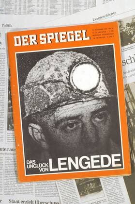 Feature: Spiegel-Titel , Ausgabe vom 13.11.1963 03 08 thg Deutschland Deutsch Deutsche Zeitschrift Zeitung Magazin Medien Leitmedium Magazin Nachrichtenmagazin Wochenmagazin Wöchentlich Print Der Spiegel Verlag Hamburg Titel Titelgeschichte Titelstory Titelbild Titelfoto schwarz-weiß Cover Frontpage Journalismus Reporter Reportage News Neuigkeiten Schlagzeilen Informationen Heft Nr. 46 Niedersachsen Stadt Lengede Unglück Grubenunglück Bergwerk Katastrophe 24.Oktober 1963 Eisenerzgrube Rettung Bergleute Wunder Mann Arbeiter Bergarbeiter Kiosk Zeitschriftenhandel Zeitschriftenladen Laden Geschäft Journal title page hoch